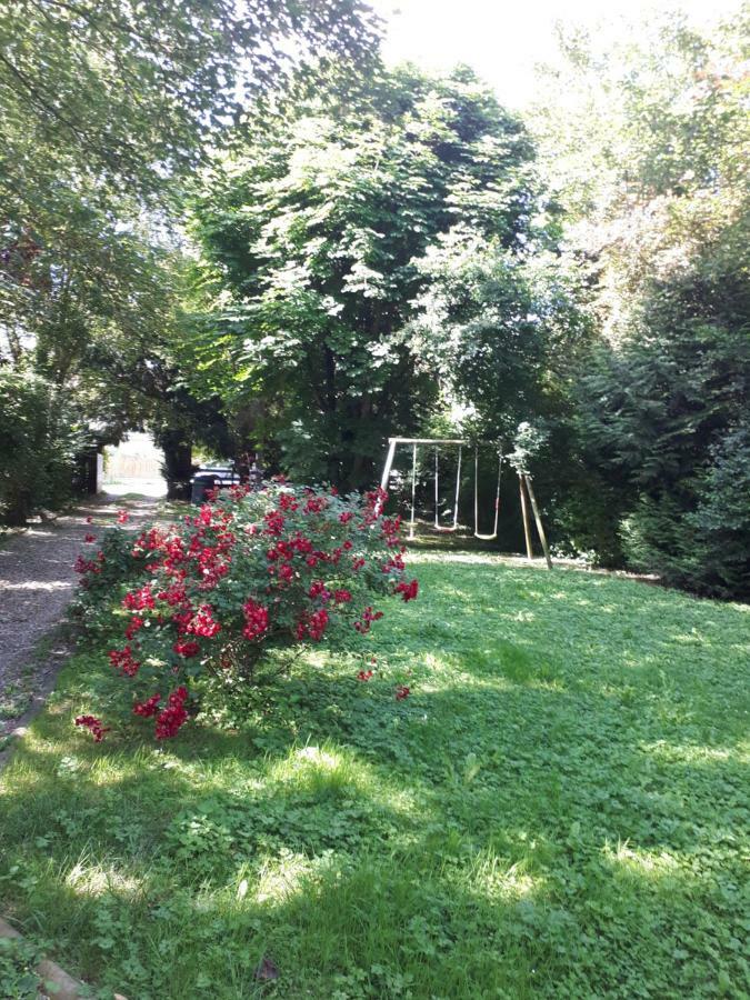 Les Seringats Poissy Exterior foto